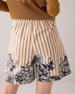 Baggy shorts with floral details