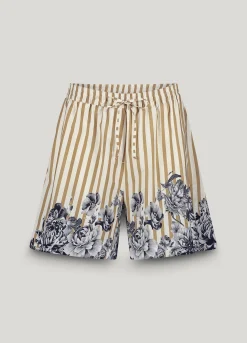 Baggy shorts with floral details