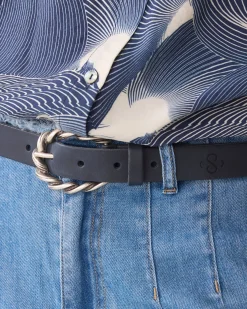 Belt with oval buckle
