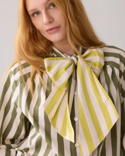 Blouse with bow in contrast