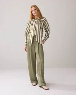 Blouse with bow in contrast