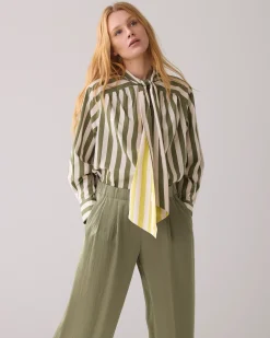 Blouse with bow in contrast