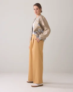 Trousers with pleated waistband